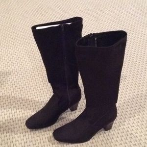 Gorgeous knee high sexy fitted boots,